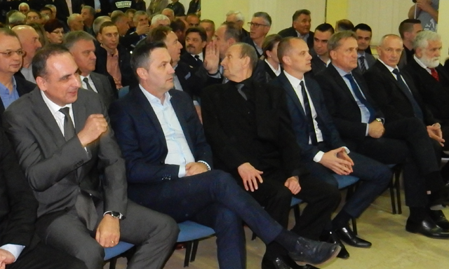 Mario Kapulica s utemeljiteljima stranke u Gospiću 8. travvnja 2015./Snimio Marko Čuljat Lika press                                                                                                                                                       